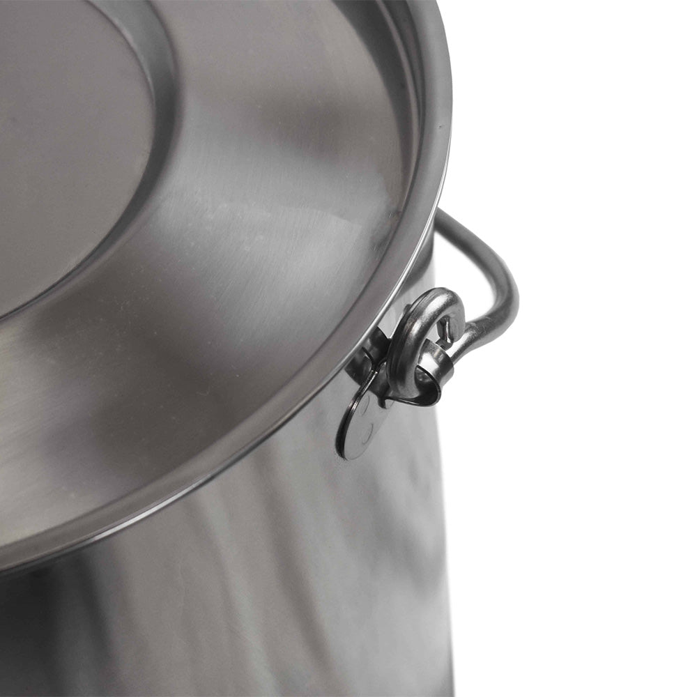 Straight sided bucket with pouring lip