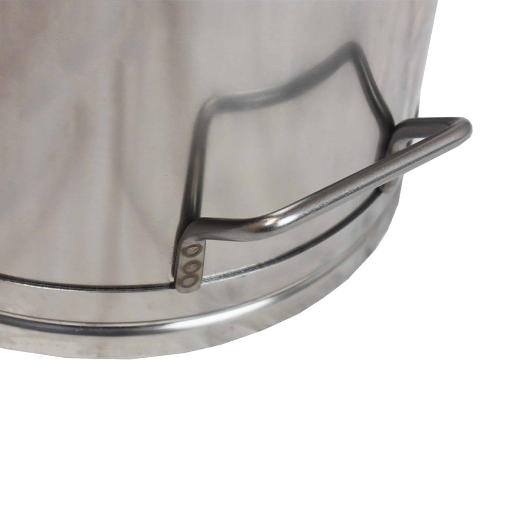 Straight sided bucket with pouring lip