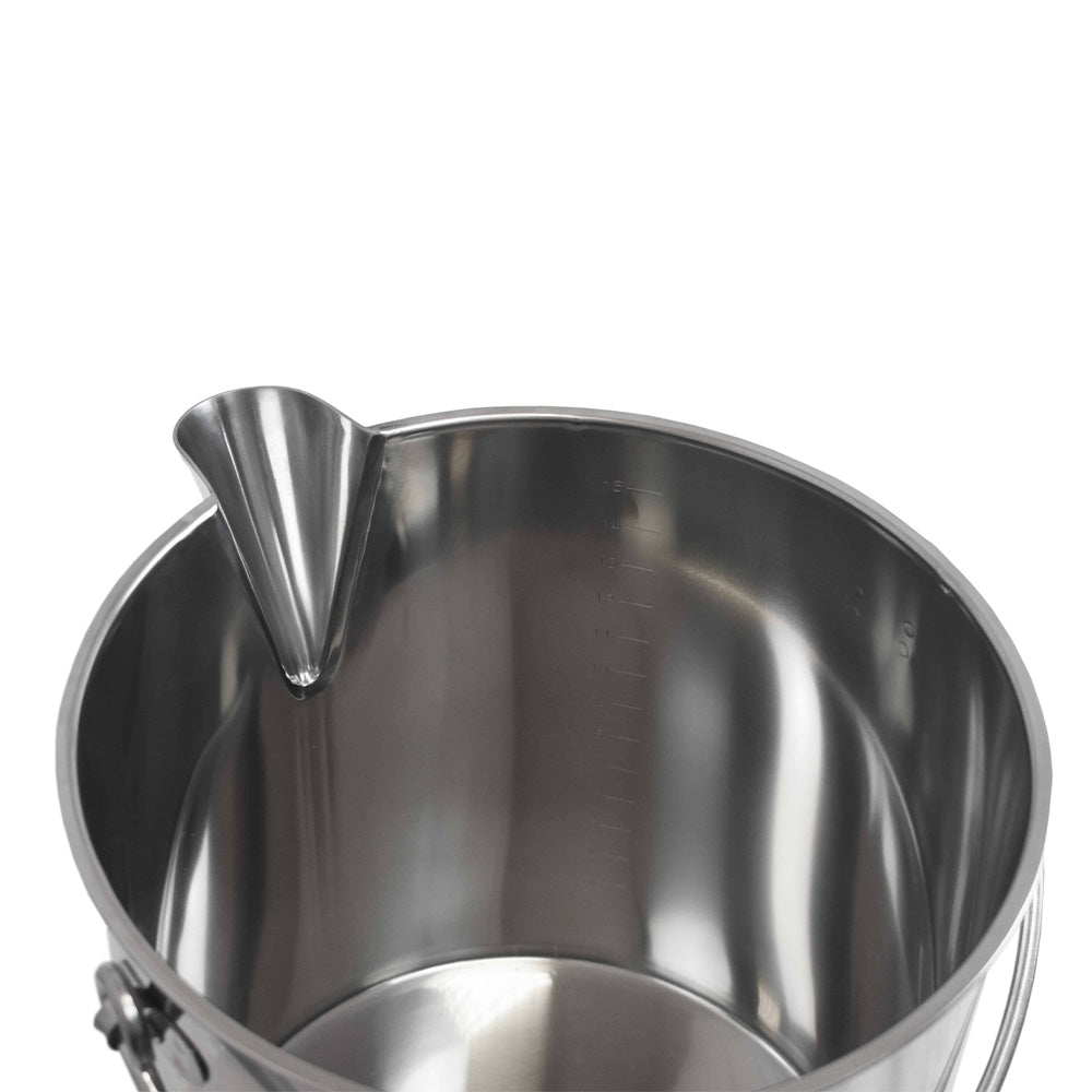 Straight sided bucket with pouring lip