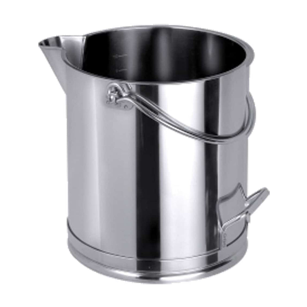 Straight sided bucket with pouring lip