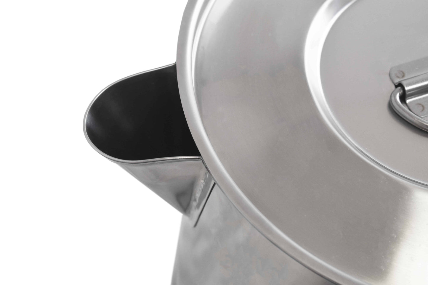 Straight sided bucket with pouring lip