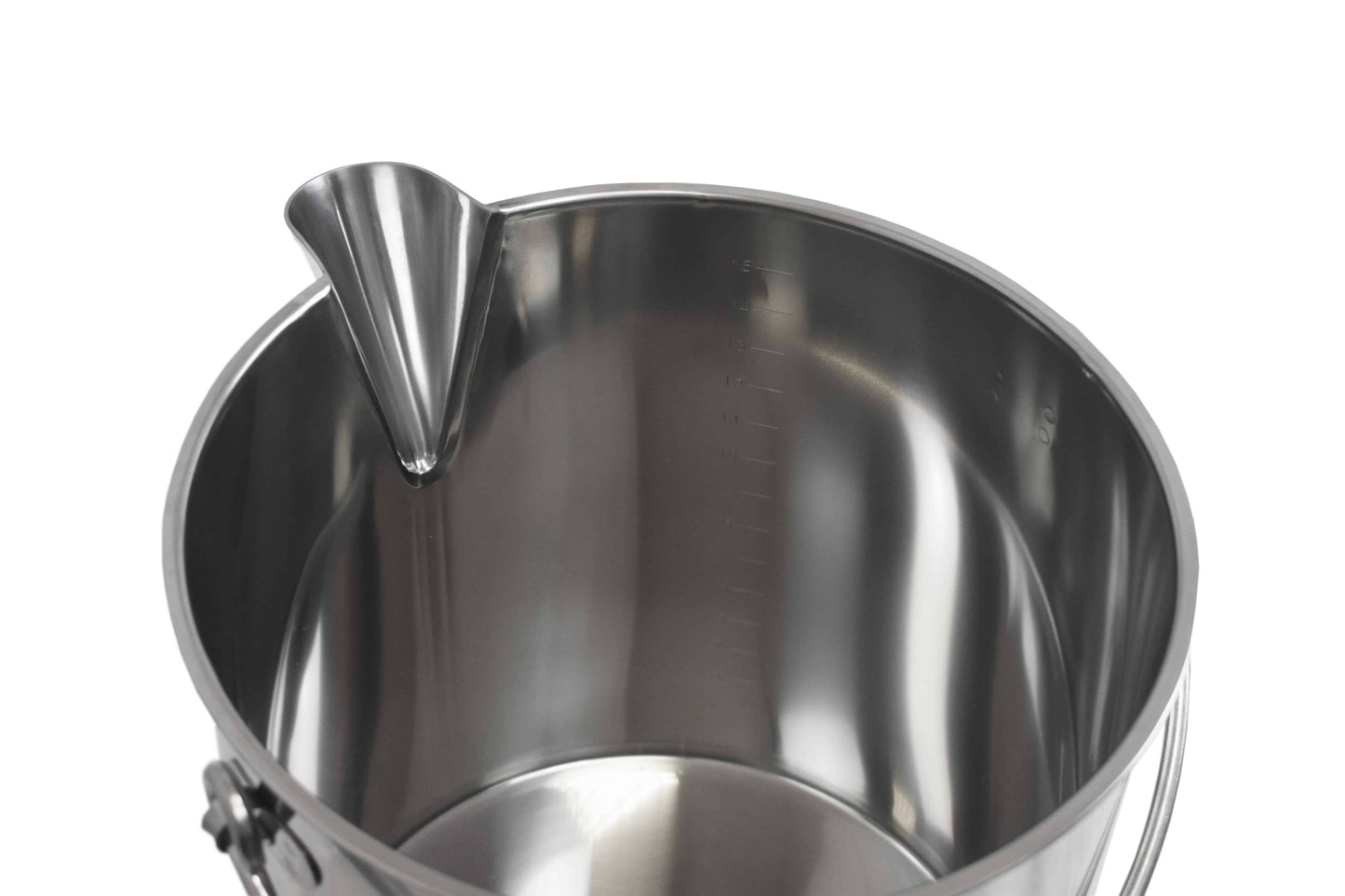 Straight sided bucket with pouring lip