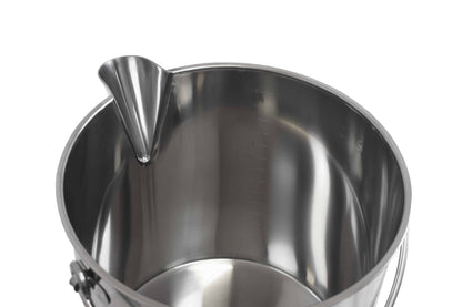 Straight sided bucket with pouring lip