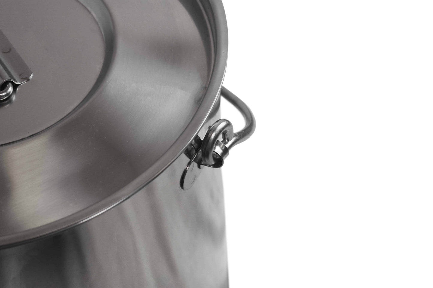 Straight sided bucket with pouring lip