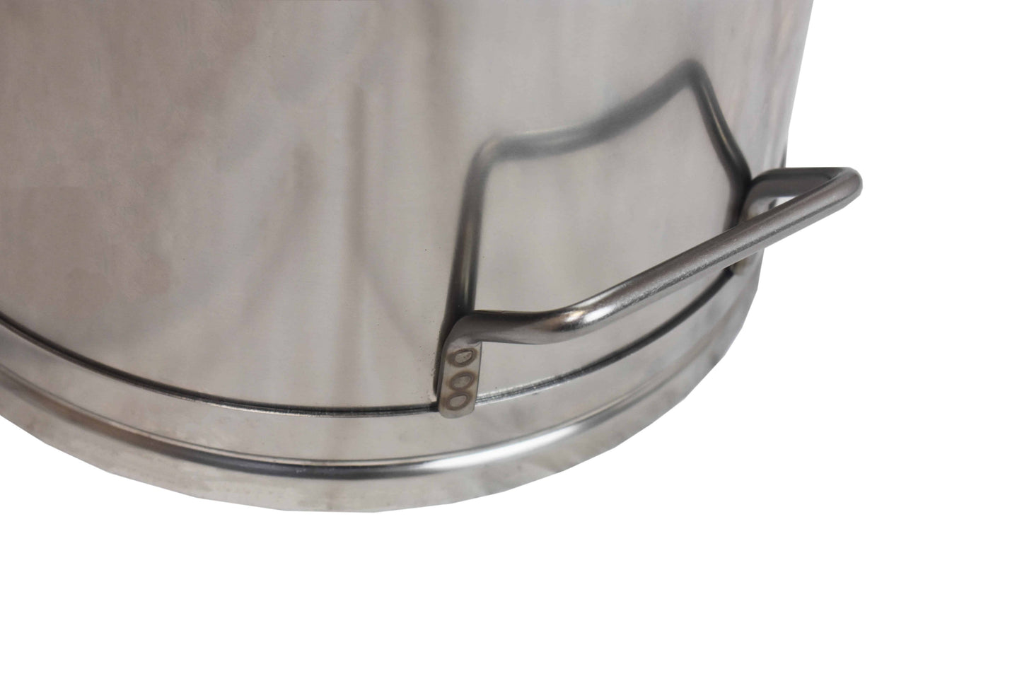 Straight sided bucket with pouring lip